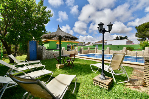 Franjomar Villa en Chiclana de la Frontera, Costa de la Luz, España, con piscina privada para 6 personas. La casa está situada en una zona costera y rural, a 3 km de la playa de La Barrosa y a 5 km de La Barrosa....