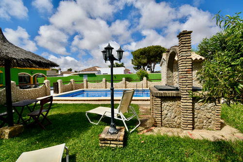 Franjomar Villa en Chiclana de la Frontera, Costa de la Luz, España, con piscina privada para 6 personas. La casa está situada en una zona costera y rural, a 3 km de la playa de La Barrosa y a 5 km de La Barrosa....