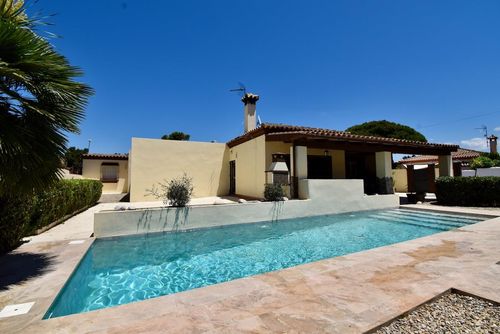 Flo y John Villa mit privatem Pool in Chiclana de la Frontera, Costa de la Luz, Spanien für 9 Personen. Das Haus befindet sich in einer Küsten- und Wohngegend und ist 5 km von Chiclana oder La Barrosa entfernt....