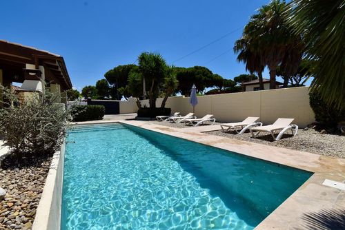 Flo y John Villa met privézwembad in Chiclana de la Frontera, Costa de la Luz, Spanje voor 9 personen. Het huis is gelegen in een kust- en woongebied en ligt op 5 km van Chiclana of La Barrosa....