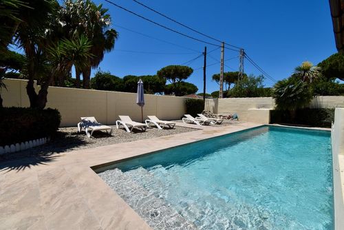 Flo y John Villa con piscina privada en Chiclana de la Frontera, Costa de la Luz, España, para 9 personas. La casa está situada en una zona costera y residencial a 5 km de Chiclana o La Barrosa....