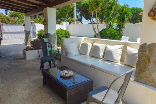 Flo y John Villa avec piscine privée à Chiclana de la Frontera, Costa de la Luz, Espagne pour 9 personnes. La maison est située dans une zone côtière et résidentielle, à 5 km de Chiclana ou de La Barrosa....