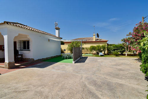 Los Rodriguez Villa con piscina privada en Chiclana de la Frontera, Costa de la Luz, España para 7 personas. La casa está situada en una zona costera y rural....