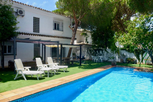 Estribor Villa a La Barrosa, Costa de la Luz, Spagna, con piscina privata per 8 persone. La casa è situata in un'area boschiva e urbana vicino alla spiaggia, a pochi passi da ristoranti e bar e a 500 m dalla spiaggia di La Barrosa....