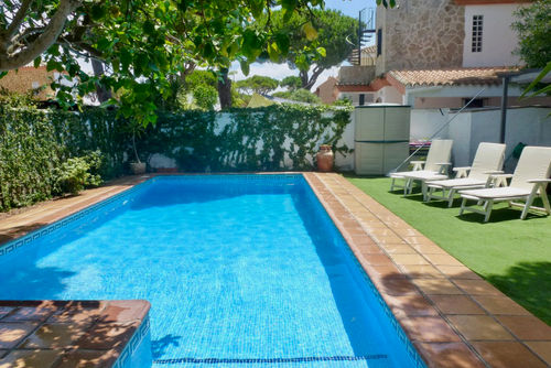 Estribor Villa a La Barrosa, Costa de la Luz, Spagna, con piscina privata per 8 persone. La casa è situata in una zona boschiva e urbana vicino alla spiaggia, a pochi passi da ristoranti e bar, e a 500 m dalla spiaggia di La Barrosa....