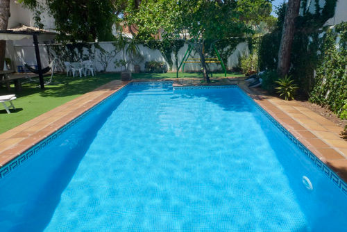 Estribor Villa in La Barrosa, Costa de la Luz, Spanien mit privatem Pool für 8 Personen. Das Haus befindet sich in einem bewaldeten und städtischen Strandgebiet, in der Nähe von Restaurants und Bars, und nur 500 m vom Strand La Barrosa entfernt....