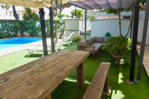 Estribor Villa a La Barrosa, Costa de la Luz, Spagna, con piscina privata per 8 persone. La casa è situata in un'area boschiva e urbana vicino alla spiaggia, a pochi passi da ristoranti e bar e a 500 m dalla spiaggia di La Barrosa....