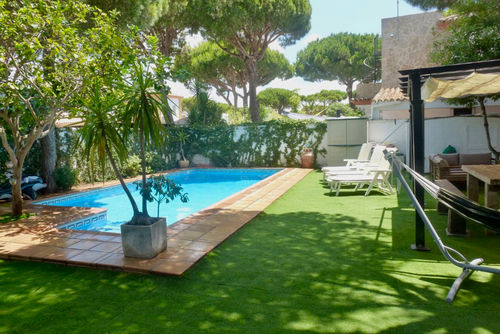 Estribor Villa a La Barrosa, Costa de la Luz, Spagna, con piscina privata per 8 persone. La casa è situata in un'area boschiva e urbana vicino alla spiaggia, a pochi passi da ristoranti e bar e a 500 m dalla spiaggia di La Barrosa....