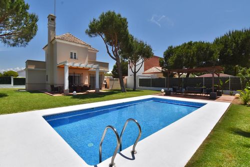 La Loma 112 Villa avec piscine privée à Chiclana de la Frontera, Costa de la Luz, Espagne pour 6 personnes. La maison est située dans une zone urbaine en bord de mer, à proximité des commerces et supermarchés et à 2 km de la plage de La Barrosa....