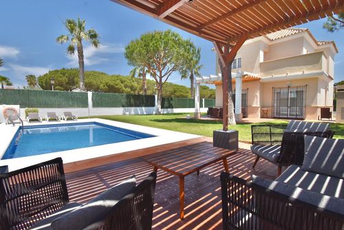 La Loma 112 Villa mit privatem Pool in Chiclana de la Frontera, Costa de la Luz, Spanien für 6 Personen. Das Haus befindet sich in einem urbanen Strandgebiet, nahe Geschäften und Supermärkten und 2 km vom Strand La Barrosa entfernt....