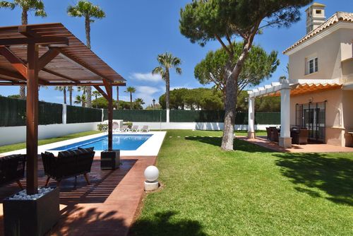 La Loma 112 Villa mit privatem Pool in Chiclana de la Frontera, Costa de la Luz, Spanien für 6 Personen. Das Haus befindet sich in einem urbanen Strandgebiet, nahe Geschäften und Supermärkten und 2 km vom Strand La Barrosa entfernt....