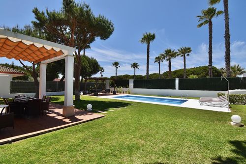 La Loma 112 Villa mit privatem Pool in Chiclana de la Frontera, Costa de la Luz, Spanien für 6 Personen. Das Haus befindet sich in einem urbanen Strandgebiet, nahe Geschäften und Supermärkten und 2 km vom Strand La Barrosa entfernt....