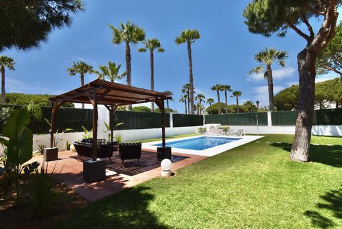 La Loma 112 Villa mit privatem Pool in Chiclana de la Frontera, Costa de la Luz, Spanien für 6 Personen. Das Haus befindet sich in einem urbanen Strandgebiet, nahe Geschäften und Supermärkten und 2 km vom Strand La Barrosa entfernt....