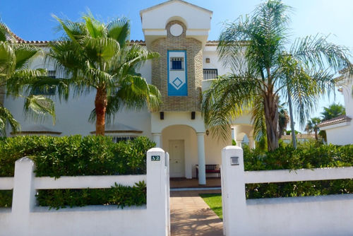 Rosa Schöne und komfortable Villa in Chiclana de la Frontera, Costa de la Luz, Spanien für 8 Personen. Das Haus befindet sich in einem Wohngebiet nahe am Strand, in der Nähe von Supermärkten und einem Tennisplatz und nur 1 km vom Strand La Barrosa entfernt....