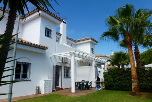 Rosa Magnifique et confortable villa à Chiclana de la Frontera, Costa de la Luz, Espagne, pour 8 personnes. La maison est située dans un quartier résidentiel proche de la plage, à proximité des supermarchés et d'un court de tennis, et à 1 km de la plage de La Barrosa....