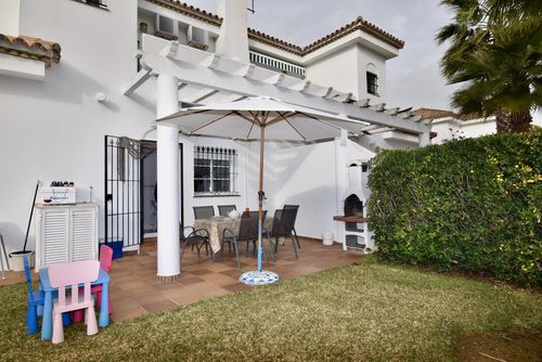Rosa Hermosa y cómoda villa en Chiclana de la Frontera, Costa de la Luz, España, para 8 personas. La casa está situada en una zona residencial de playa, cerca de supermercados y una pista de tenis, y a 1 km de la playa de La Barrosa....