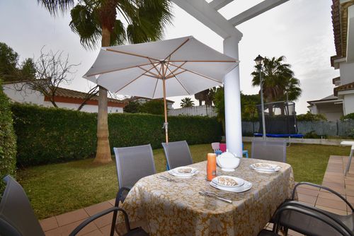 Rosa Magnifique et confortable villa à Chiclana de la Frontera, Costa de la Luz, Espagne, pour 8 personnes. La maison est située dans un quartier résidentiel proche de la plage, à proximité des supermarchés et d'un court de tennis, et à 1 km de la plage de La Barrosa....