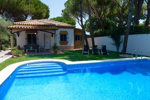 Oyambre Villa met privézwembad in Chiclana de la Frontera, Costa de la Luz, Spanje voor 6 personen. Het huis is gelegen in een kust- en landelijk gebied en ligt op 3 km van Chiclana....