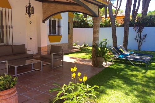 Oyambre Villa à Chiclana de la Frontera, Costa de la Luz, Espagne, avec piscine privée pour 6 personnes. La maison est située dans une zone côtière et rurale, à 3 km de Chiclana....