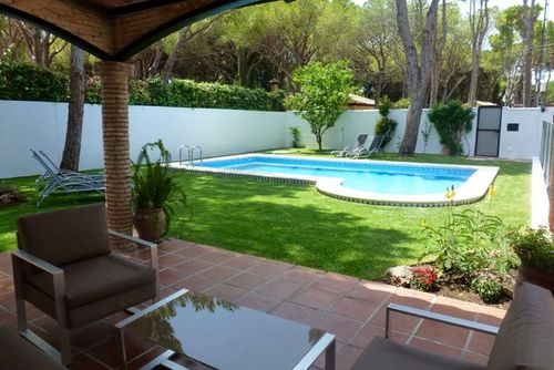 Oyambre Villa di Chiclana de la Frontera, Costa de la Luz, Spanyol dengan kolam renang pribadi untuk 6 orang. Rumah ini terletak di area pesisir dan pedesaan dan berjarak 3 km dari Chiclana....