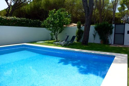 Oyambre Villa à Chiclana de la Frontera, Costa de la Luz, Espagne, avec piscine privée pour 6 personnes. La maison est située dans une zone côtière et rurale, à 3 km de Chiclana....