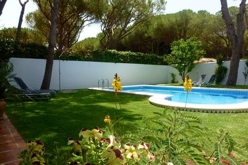 Oyambre Villa en Chiclana de la Frontera, Costa de la Luz, España, con piscina privada para 6 personas. La casa está situada en una zona costera y rural, a 3 km de Chiclana....