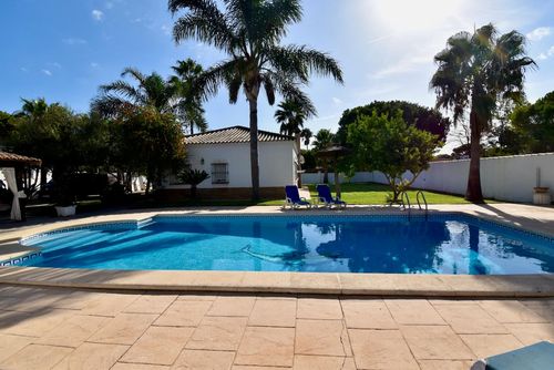 La Madruga Villa in Chiclana de la Frontera, Costa de la Luz, Spanien mit privatem Pool für 6 Personen. Das Haus befindet sich in einer Küsten- und ländlichen Gegend und ist 4 km vom Strand La Barrosa entfernt....