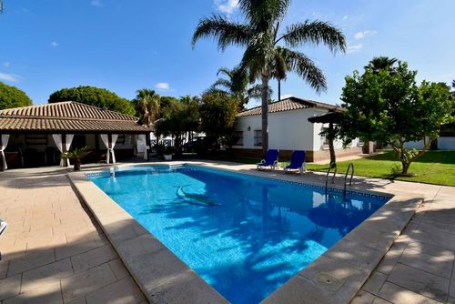 La Madruga Villa en Chiclana de la Frontera, Costa de la Luz, España, con piscina privada para 6 personas. La casa está situada en una zona costera y rural, a 4 km de la playa de La Barrosa....