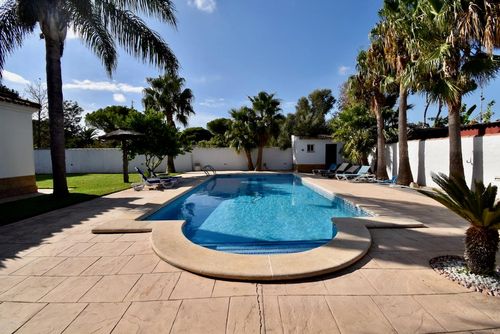 La Madruga Villa in Chiclana de la Frontera, Costa de la Luz, Spanien mit privatem Pool für 6 Personen. Das Haus befindet sich in einer Küsten- und ländlichen Gegend und ist 4 km vom Strand La Barrosa entfernt....