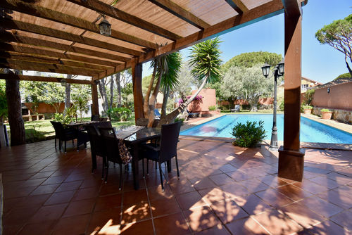 Sancti Petri Large and comfortable villa in La Barrosa, Costa de la Luz, Spain with a private pool for 8 persons. The house is situated in a residential beach area, close to restaurants and bars, shops and supermarkets, and 500 m from La Barrosa beach....