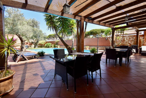 Sancti Petri Amplia y cómoda villa en La Barrosa, Costa de la Luz, España, con piscina privada para 8 personas. La casa está situada en una zona residencial cercana a la playa, cerca de restaurantes y bares, tiendas y supermercados, y a 500 m de la playa de La Barrosa....