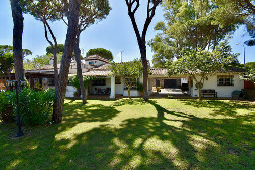 Sancti Petri Grande et confortable villa avec piscine privée à Chiclana de la Frontera, Costa de la Luz, Espagne, pour 8 personnes. La maison est située dans un quartier résidentiel proche de la plage, à proximité de restaurants et bars, de magasins et supermarchés, et à 500 m de la plage de La Barrosa....