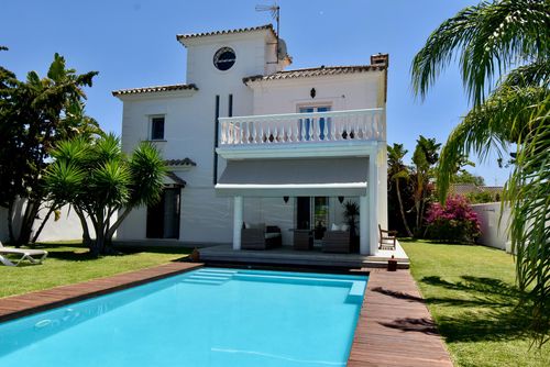 Morales Magnifique villa avec piscine privée à Chiclana de la Frontera, Costa de la Luz, Espagne, pour 6 personnes. La maison est située dans un quartier résidentiel, à 3 km de la plage de La Barrosa et à 3 km de La Barrosa....