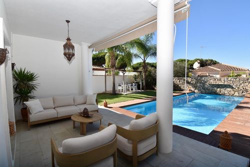 Morales Magnifique villa avec piscine privée à Chiclana de la Frontera, Costa de la Luz, Espagne, pour 6 personnes. La maison est située dans un quartier résidentiel, à 3 km de la plage de La Barrosa et à 3 km de La Barrosa....