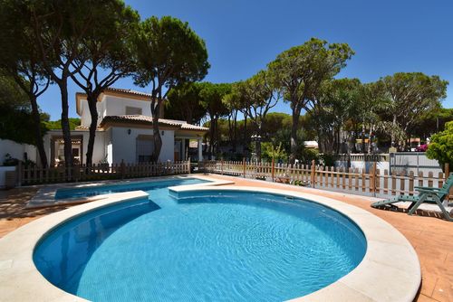 Los Kekos Villa con piscina privada en Chiclana de la Frontera, Costa de la Luz, España, para 14 personas. La casa está situada en una zona de playa urbana, cerca de restaurantes, bares, una pista de tenis y a 1 km de la playa de La Barrosa....