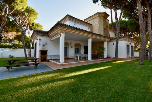 Los Kekos Villa à Chiclana de la Frontera, Costa de la Luz, Espagne, avec piscine privée pour 14 personnes. La maison est située dans une zone balnéaire urbaine, à proximité de restaurants et de bars, d'un court de tennis, et à 1 km de la plage de La Barrosa....