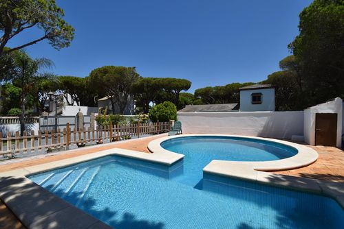 Los Kekos Villa with private pool in Chiclana de la Frontera, Costa de la Luz, Spain for 14 persons. The house is situated in an urban beach area, close to restaurants, bars, a tennis court, and 1 km from La Barrosa beach....