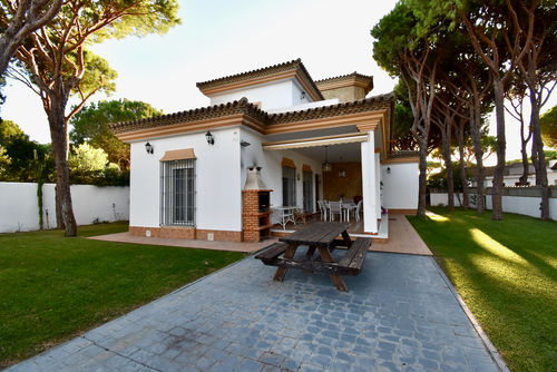 Los Kekos Villa con piscina privada en Chiclana de la Frontera, Costa de la Luz, España, para 14 personas. La casa está situada en una zona de playa urbana, cerca de restaurantes, bares, una pista de tenis y a 1 km de la playa de La Barrosa....