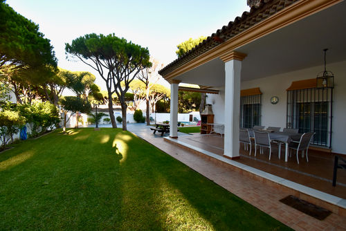 Los Kekos Villa à Chiclana de la Frontera, Costa de la Luz, Espagne, avec piscine privée pour 14 personnes. La maison est située dans une zone balnéaire urbaine, à proximité de restaurants et de bars, d'un court de tennis, et à 1 km de la plage de La Barrosa....
