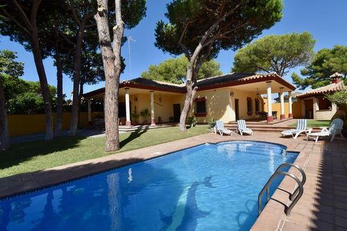 Pinto Villa med privat svømmebasseng i La Barrosa, Costa de la Luz, Spania for 8 personer. Huset ligger i et boligområde nær stranden, i nærheten av supermarkeder og en tennisbane, og 1 km fra La Barrosa-stranden....