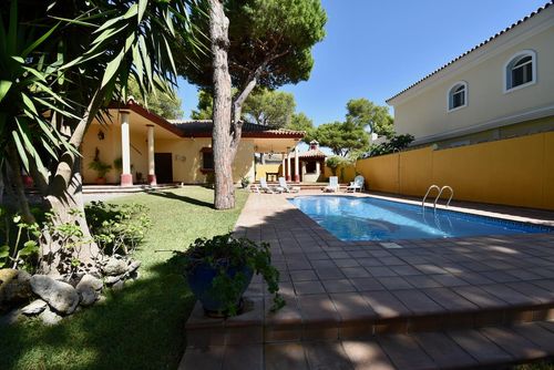 Pinto Villa med privat svømmebasseng i La Barrosa, Costa de la Luz, Spania for 8 personer. Huset ligger i et boligområde nær stranden, i nærheten av supermarkeder og en tennisbane, og 1 km fra La Barrosa-stranden....