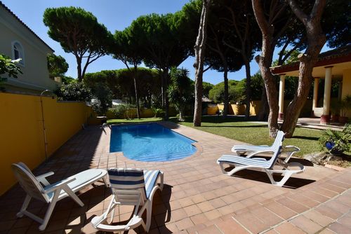 Pinto Villa mit privatem Pool in La Barrosa, Costa de la Luz, Spanien für 8 Personen. Das Haus befindet sich in einer Wohngegend am Strand, in der Nähe von Supermärkten und einem Tennisplatz, und 1 km vom Strand La Barrosa entfernt....