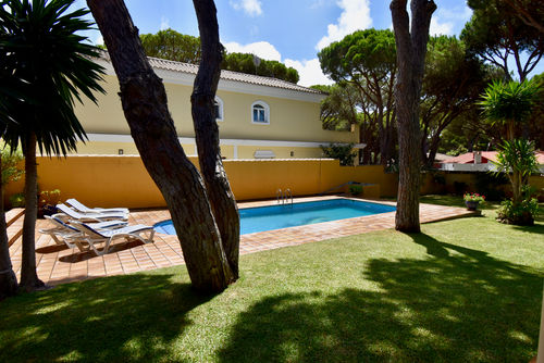 Pinto Villa med privat svømmebasseng i La Barrosa, Costa de la Luz, Spania for 8 personer. Huset ligger i et boligområde nær stranden, i nærheten av supermarkeder og en tennisbane, og 1 km fra La Barrosa-stranden....