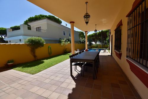 Pinto Villa med privat svømmebasseng i La Barrosa, Costa de la Luz, Spania for 8 personer. Huset ligger i et boligområde nær stranden, i nærheten av supermarkeder og en tennisbane, og 1 km fra La Barrosa-stranden....
