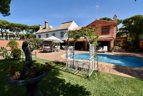 El Castillo Villa à La Barrosa, Costa de la Luz, Espagne, avec piscine privée pour 15 personnes. La maison est située dans un quartier urbain, à 1 km de Punto Mágico, de la plage de Sancti Petri et à 5 km de Chiclana de la Frontera....