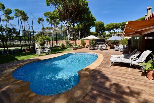 El Castillo Villa with private pool in La Barrosa, Costa de la Luz, Spain for 15 persons. The house is situated in an urban area, 1 km from Punto Mágico, Sancti Petri beach and 5 km from Chiclana de la Frontera....