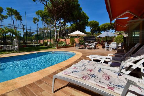 El Castillo Villa à Chiclana de la Frontera, Costa de la Luz, Espagne, avec piscine privée pour 15 personnes. La maison est située dans un quartier urbain et se trouve à 1 km de Punto Mágico, plage de Sancti Petri....