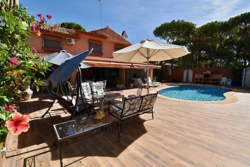 El Castillo Villa in Chiclana de la Frontera, Costa de la Luz, Spanien mit Privatpool für 15 Personen. Das Haus befindet sich in einem städtischen Gebiet und ist 1 km vom Punto Mágico, dem Strand von Sancti Petri, entfernt....