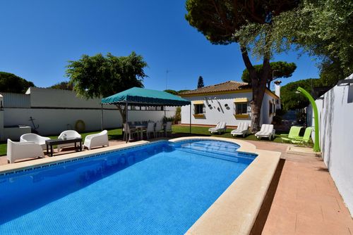 Recreo de Pilant Villa avec piscine privée à Chiclana de la Frontera, Costa de la Luz, Espagne, pour 8 personnes. La maison est située dans une zone côtière et rurale, à 3 km de Chiclana....
