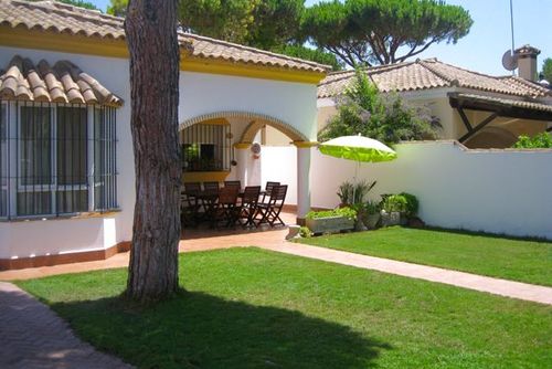 Recreo de Pilant Villa en Chiclana de la Frontera, Costa de la Luz, España, con piscina privada para 8 personas. La casa se encuentra en una zona costera y rural, a 3 km de Chiclana....